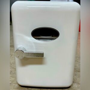 This is an amazing mini fridge in great condition